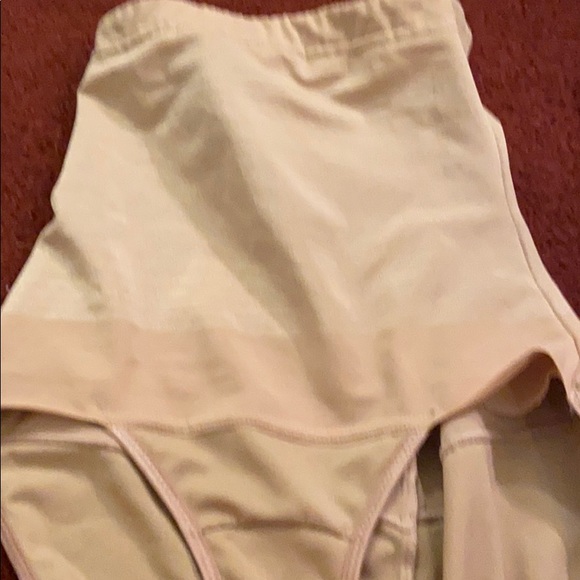 Flexes high waist moderate to firm control